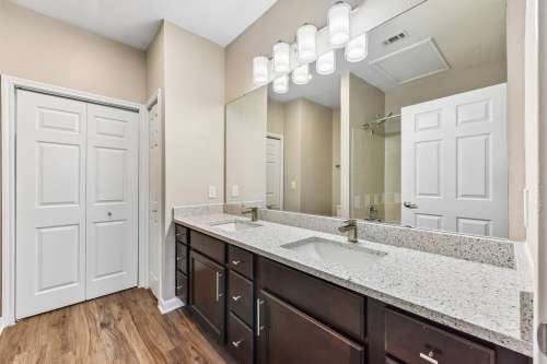 texas-state-Apartment-Building-18725743